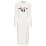 Magnolia Bloesem tak Opnaai Embleem Patch Links op een witte lange jurk