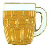 Een goudkleurige emaille pin van een bierglas / bierpul met witte schuimkraag