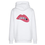 Mond Bijt Op Lip Pailletten Strijk Embleem Patch Licht Roze op de achterzijde van een witte hoodie