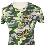Rang Embleem Leger Camouflage Strijk Patch samen met gelijkkleurige patches op een t-shirt met neon camouflageprint