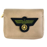 Close up van de Zwart Aviator Airforce Strijk Rang Embleem Patch op een beige portemonnee 