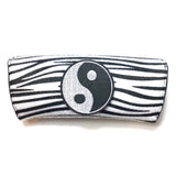 Ronde Yin Yang Strijk Embleem Patch op een brillenkoker met zebraprint