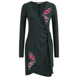 Rozen Bloemen Tak XXL Strijk Embleem Roze Rechts samen met een linker variant op een donker groene jurk