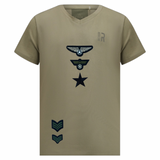 Military Rang Embleem Strijk Patch Large samen met andere military patches op een legergroen t-shirt