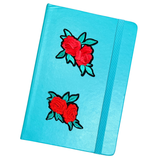 Roos roosjes Rozen Blad Strijk Embleem Patch L samen met de iets kleinere variant op de voorzijde van een blauwe agenda