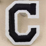 Zwarte Alfabet Letter C Met Witte Rand Strijk Patch