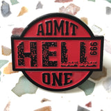 Close-Up van een Rode Admit Hell 999 One Tekst Emaille Pin