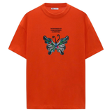 Vlinder Strijk Embleem Patch Artistiek Wit Large op een rood t-shirt