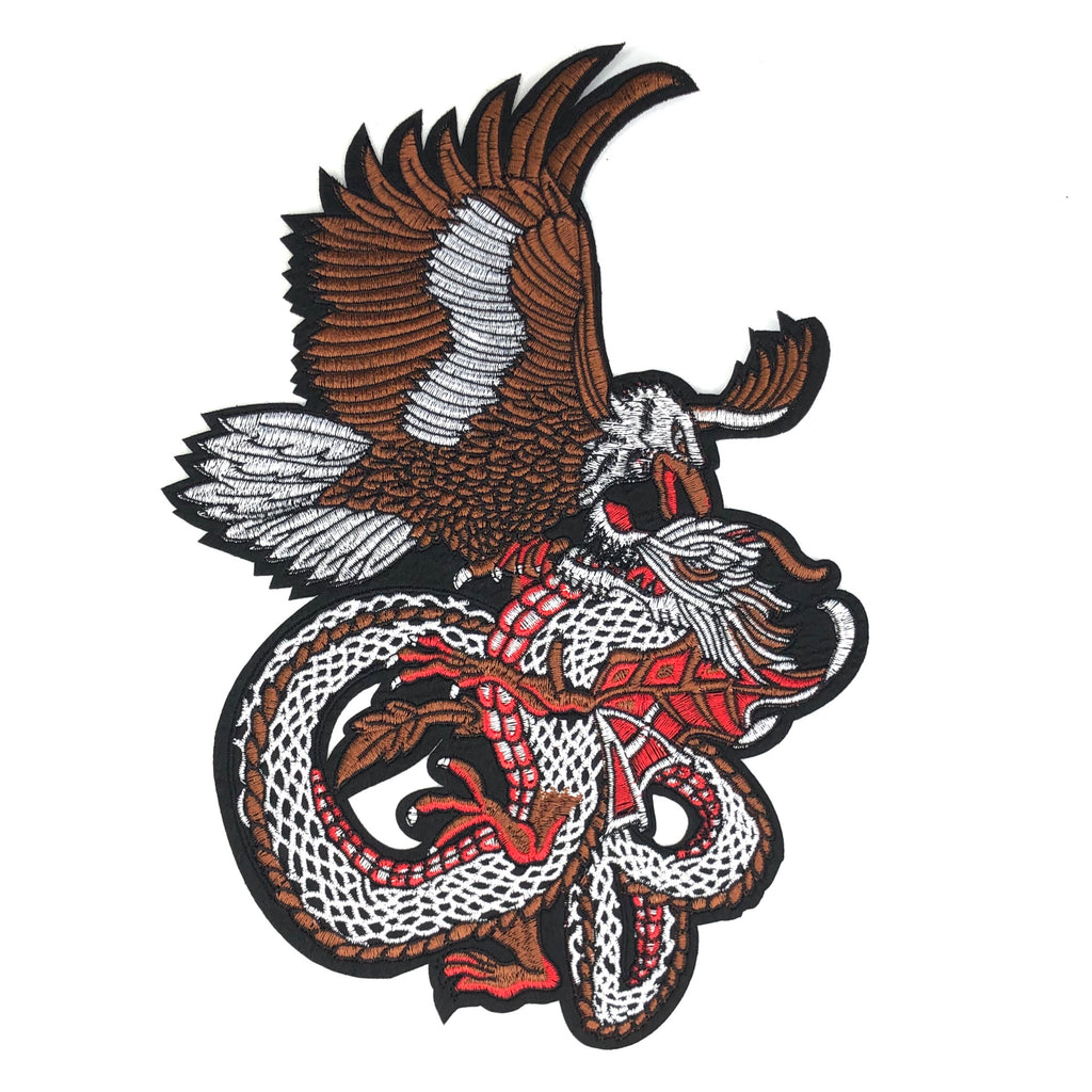 Een geborduurde XXL strijk patch in de kleuren bruin, wit, rood en zwart van een roofvogel en een draak die met elkaar in gevecht zijn