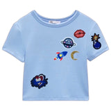 Mond Rode Lippen Strijk Embleem Patch samen met andere strijk patches op een lichtblauw t-shirtje