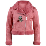 Doodskop Skull Rode Roos Strijk Embleem Patch op een roze jas