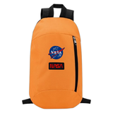 Nasa Embleem Strijk Patch Sterren samen met de zwart rode NASA tekst embleem strijk patch op een oranje rug sporttas