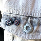 Zwarte Fiets Pin Met Rood Witte Wielen op het klepje van het borstzakje van een wit spijkerjasje