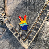 Close-Up van de Rainbow Peace Sign Vredesteken Symbool Emaille Pin