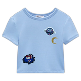 Maan Ster Strijk Embleem Patch samen met een planeet en een hartjes strijk patch op een lichtblauw t-shirtje