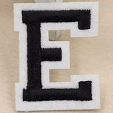 Zwarte Alfabet Letter E Met Witte Rand Strijk Patch