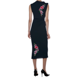Rozen Bloemen Tak XXL Strijk Embleem Roze Rechts samen met de linker variant op een zwarte jurk
