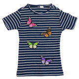 Paars Lila Zwarte Vlinder Strijk Embleem Patch samen met drie andere vlinder patches op een donkerblauw met wit gestreept T-Shirtje