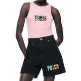twee maal de Peace Flower Power Tekst Strijk Embleem Patch op een roze hemd en op een zwarte korte broek