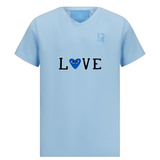 De letters L V E van de Alfabet Strijk Letter Embleem Patches Zwart Wit Dun Randje samen met een blauw hartje op een lichtblauw t-shirtje 