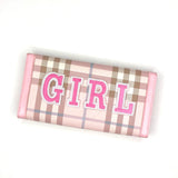 roze witte letter vormen het woord girl op een roze beige portemonnee