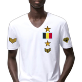 Military Rang Embleem Strijk Patch Strepen Goud samen met andere strijk patches op een wit t-shirt 
