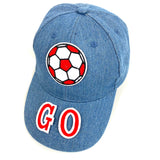 Rood Witte Voetbal Strijk Embleem Patch samen met twee letter patches op een blauwe cap van spijkerstof