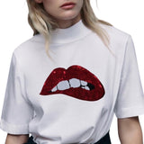 Mond Bijt Op Lip Pailletten Strijk Embleem Patch Rood op een wit t-shirt