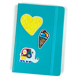 Hoortje Drie Bolletjes IJs Strijk Patch Applicatie samen met een strijk patch van een olifantje en een geel paillette  hartje op de voorzijde van een blauwe agenda