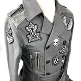 tien zwarte en zilverkleurige patches op een grijs driekwart jas met ceintuur