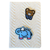 Olifant Elephant Strijk Embleem Patch Blauw samen met een teddybeer strijk patch op een crème kleurige agenda