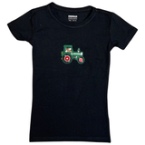 Tractor Trekker Strijk Embleem Patch Donker Groen op een zwart t-shirtje