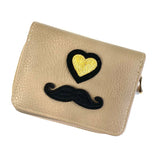 Zwarte Hipster Moustache Snor Strijk Embleem Patch samen met een goudkleurig hartje op een beige portemonnee 
