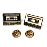 Twee Vintage Cassette Tape Bandje Emaille Pins Wit en zwart