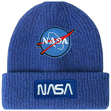 Nasa Embleem Strijk Patch Sterren Lichtblauw samen met de blauwe NASA tekst strijk patch op een blauwe wollen muts