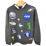 Nasa Embleem Strijk Patch Rond samen met vele andere ruimtevaart strijk patches op een groene hoodie