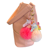 Sleutelhanger Eenhoorn Pom Fluffy Tas Keychain Roze samen met de donker roze variant aan een roze schoudertas