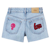 Love Tekst Strijk Applicatie Patch samen met een girl power strijk patch op de achterzakken van een korte spijkerbroek