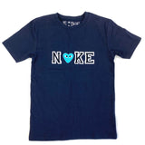 Baby Blauw Hartje Met Oogjes Strijk Embleem Patch samen met zwart witte strijk letters op een donkerblauw T-Shirtje