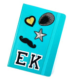 Zwarte Hipster Moustache Snor Strijk Embleem Patch Samen met andere strijk patches op de voorkant van en blauwe agenda 