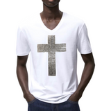 Kruis Kruisridder Metaal look Strijk Applicatie op een wit t-shirt