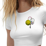 Tennis Club Strijk Applicatie Small op een kort wit t-shirtje