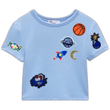Basketbal Bal Ballen Strijk Embleem Patch samen met andere strijk patches op een lichtblauw t-shirtje