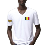 België Belgische Vlag Strijk Embleem Patch samen met een rangstrepen strijk patch op een wit t-shirt