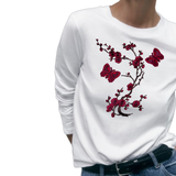 Bloesem Bloemen Vlinder Strijk Embleem Patch Set Bordeaux op een wit t-shirt