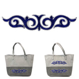 Blauw Met Zilverkleurige Cosplay Venetiaans Kant Decoratie XL Patch op een grijze dames tas