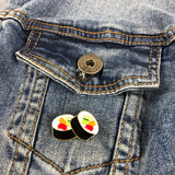 Close Up van een Emaille Pin / Speld Van Twee Gevulde Sushi Rolletjes op blauwe spijkerstof
